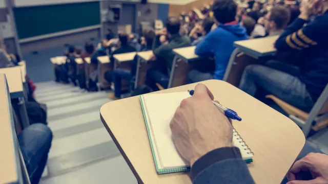 Le sous-financement rend plus difficile "d'attirer des talents" pour les universités.
