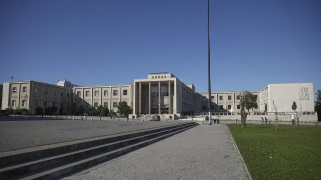 Le syndicat dénonce la "surcharge invisible" des enseignants.