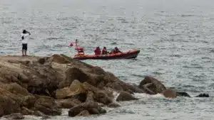 Les autorités suspendent les recherches pour le jeune disparu sur la plage de Caparica.