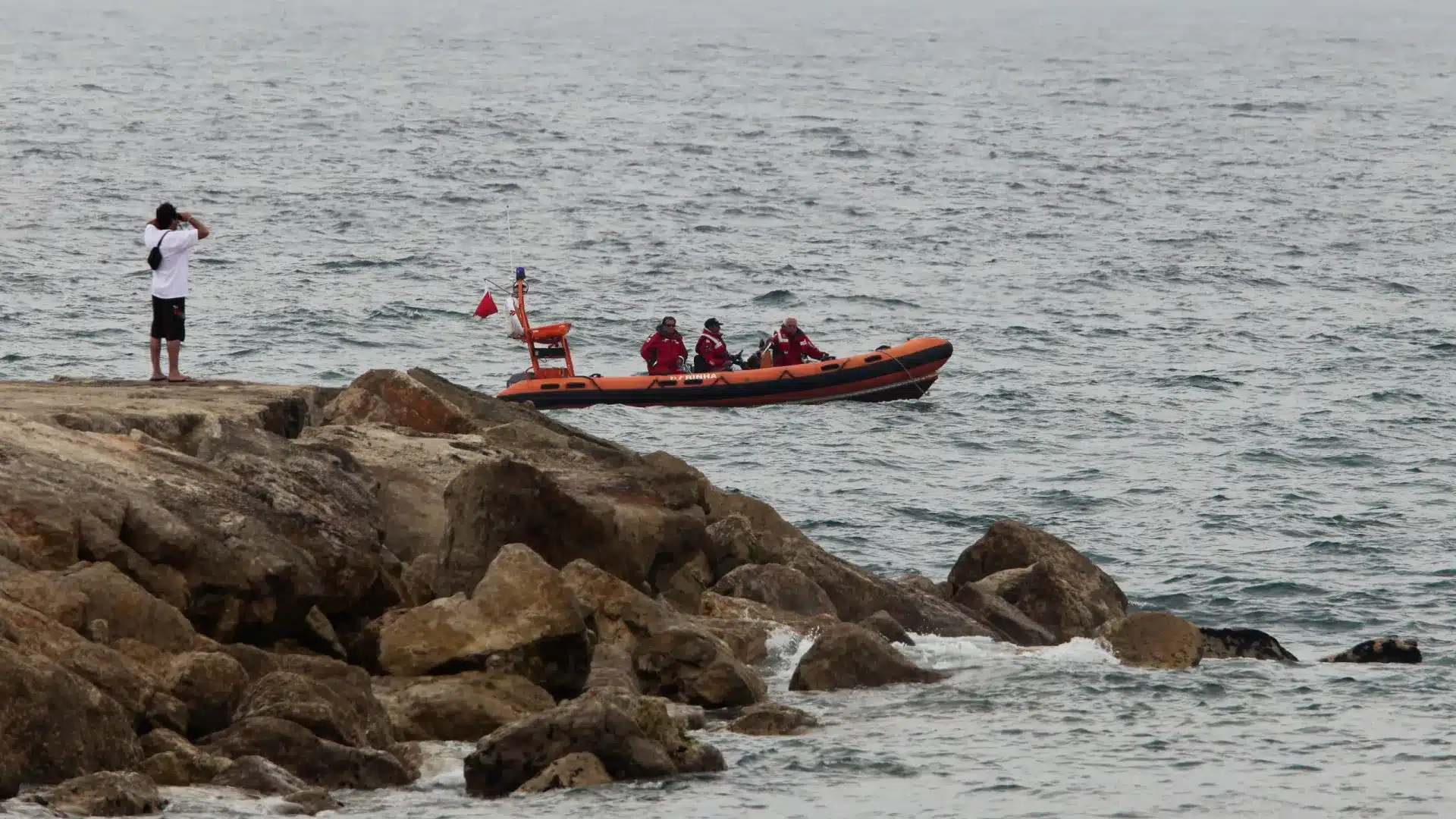 Les autorités suspendent les recherches pour le jeune disparu sur la plage de Caparica.