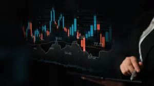 Les bourses européennes ouvrent en baisse, toujours avec des incertitudes concernant le conflit en Iran.