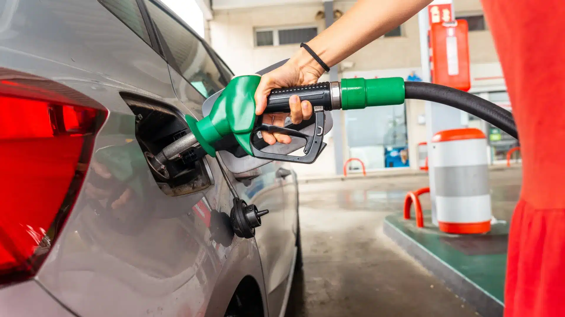 Les carburants deviennent moins chers aujourd'hui et si vous allez à ces stations, vous économiserez encore.