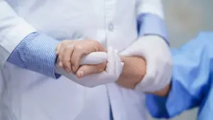 Les cas de maltraitance des personnes âgées échappent au radar des centres de santé.