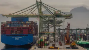 Les exportations de biens chutent de 14,9 % et les importations de 6,3 % en février.