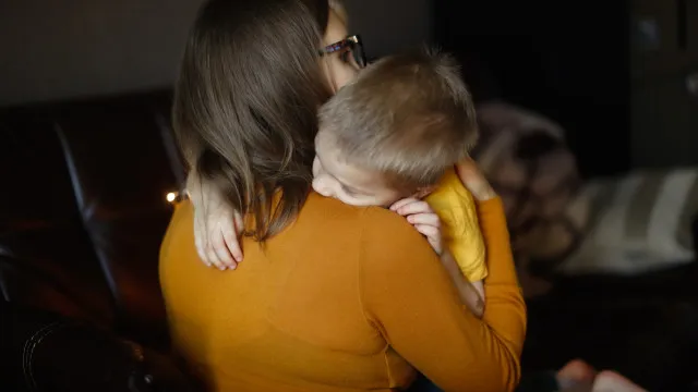 Les mères célibataires perdent l'allocation pour "heures supplémentaires" ou pour vivre chez leurs parents.