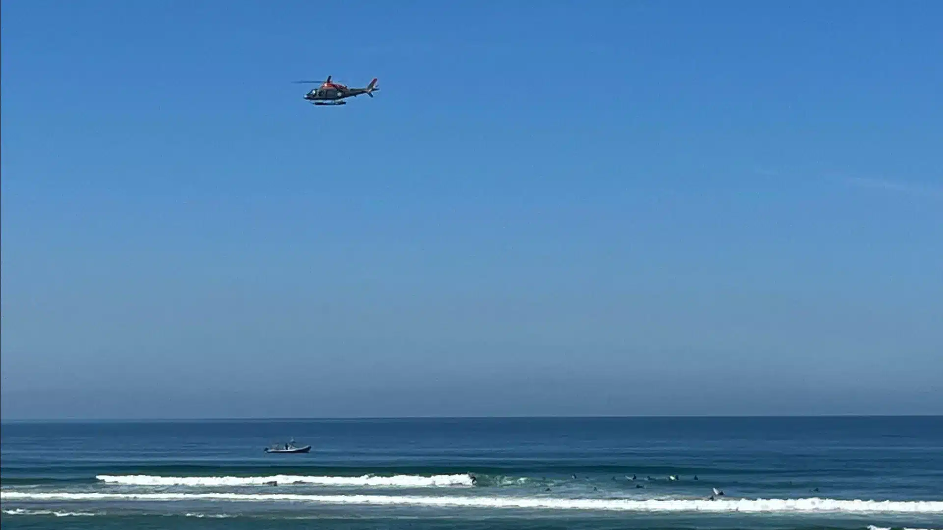Les recherches pour le jeune disparu à Costa de Caparica se poursuivent sur terre.