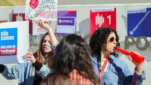 Les travailleurs de la radio publique protestent contre le changement d'identité.