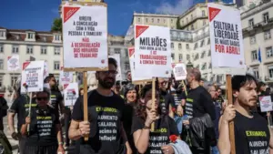 Les travailleurs de l'EGEAC manifestent devant la CML pour de meilleurs salaires.