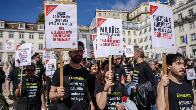 Les travailleurs de l'EGEAC manifestent devant la CML pour de meilleurs salaires.