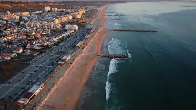 Les travaux de reconstitution de sable des plages d'Almada reprennent aujourd'hui.