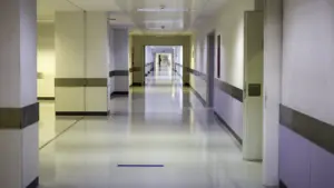 L'hôpital empêche une réunion de travailleurs et l'ACT le sanctionne d'une amende de 10 000 euros.