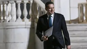 Luís Montenegro échange le costume et la cravate... pour des baskets et joue au futsal.