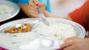 Manifestation à Portimão demande un renforcement des cuisines scolaires.