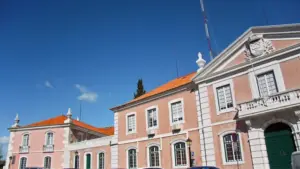 Mau temps : circulation piétonne rétablie à Algés après deux mois de travaux