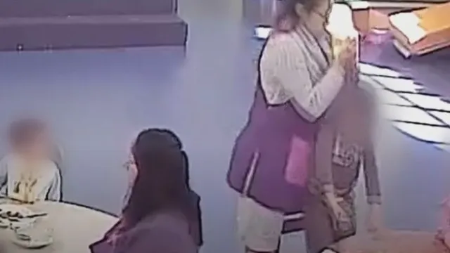 Mauvais traitements dans une crèche des Açores. Les enfants reproduisaient les agressions à la maison.