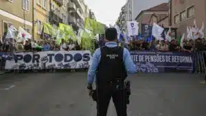 Membres des forces de sécurité protestent contre les réductions des retraites