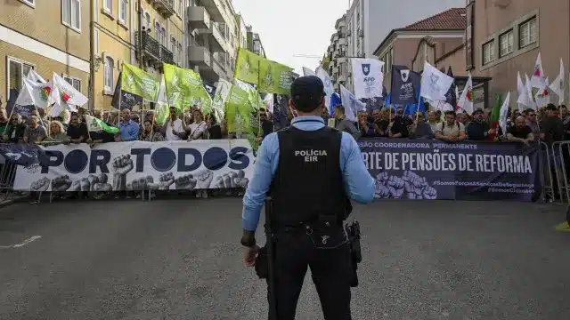 Membres des forces de sécurité protestent contre les réductions des retraites