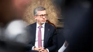 Moedas rejette la proposition du PS pour des aides face à la hausse des carburants.