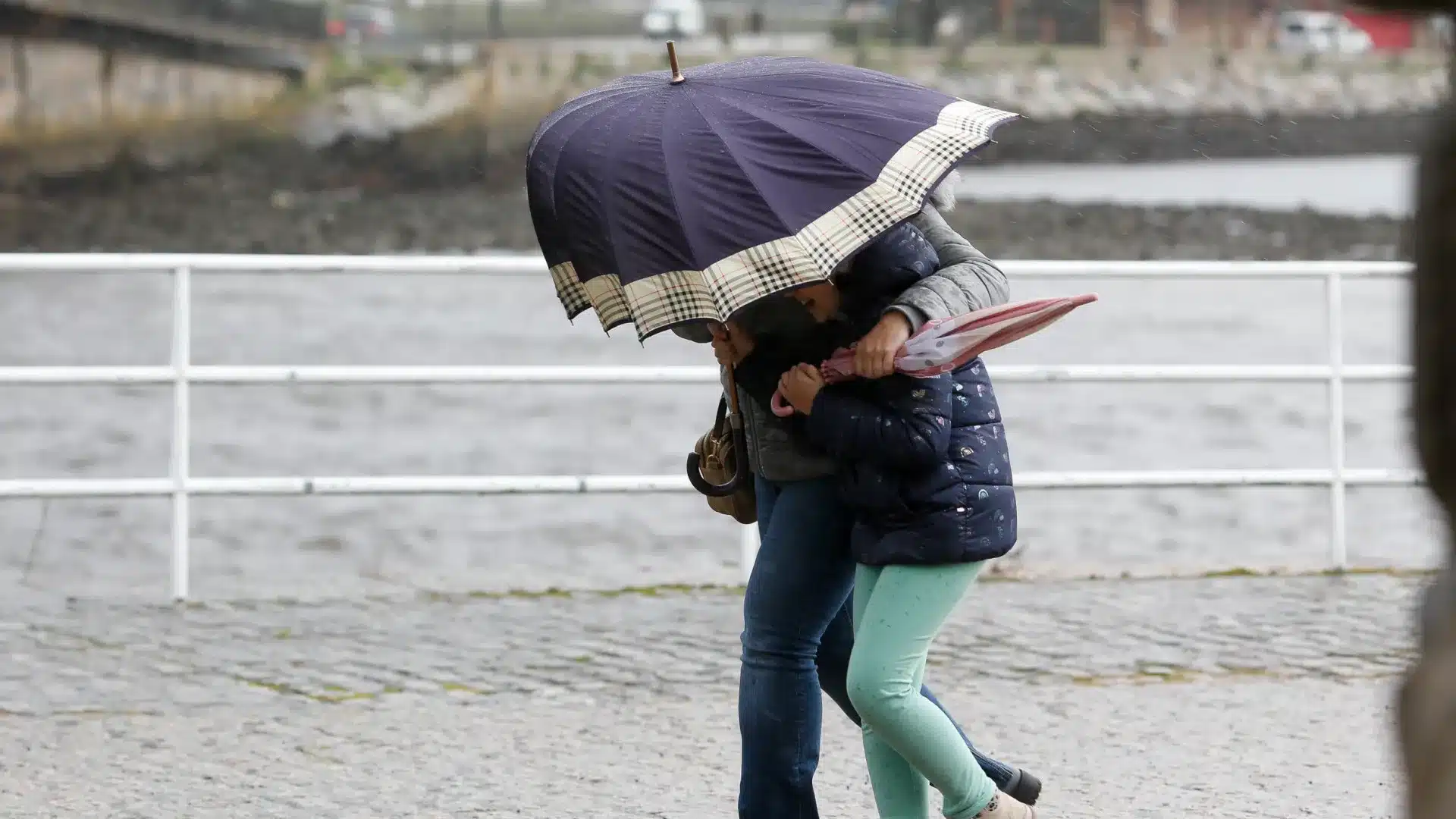 N'oublie pas le parapluie ! Il y a une alerte jaune pour tout le continent.