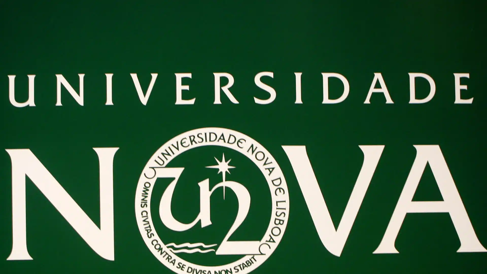 Nova de Lisboa inaugure à Macao un laboratoire sino-portugais d'optoélectronique.