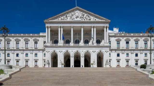 Pétition contre les thérapies de conversion remise à l'Assemblée nationale : 71 000 ont signé