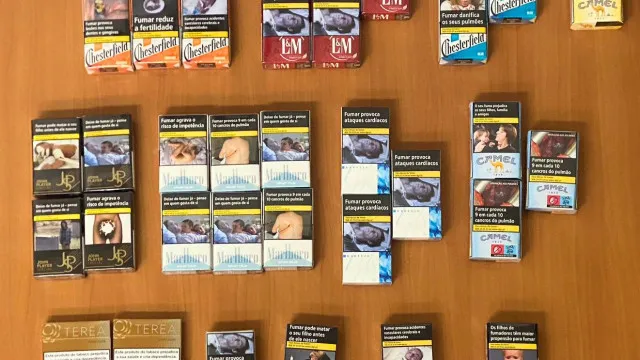 Plus de 70 paquets de tabac saisis lors d'une opération à Algés et Linda-a-Velha.