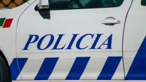 Policier poignardé à l'intérieur d'un commissariat à Leiria par un jeune de 19 ans.