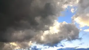 Poussières, pluie et tonnerre. La semaine commence avec un changement drastique du temps.