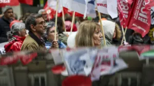 Près de 200 manifestants exigent une réponse aux problèmes du SNS.