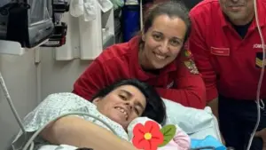 "Presenteados". Le bébé Carolina est né dans une ambulance des pompiers d'Elvas.