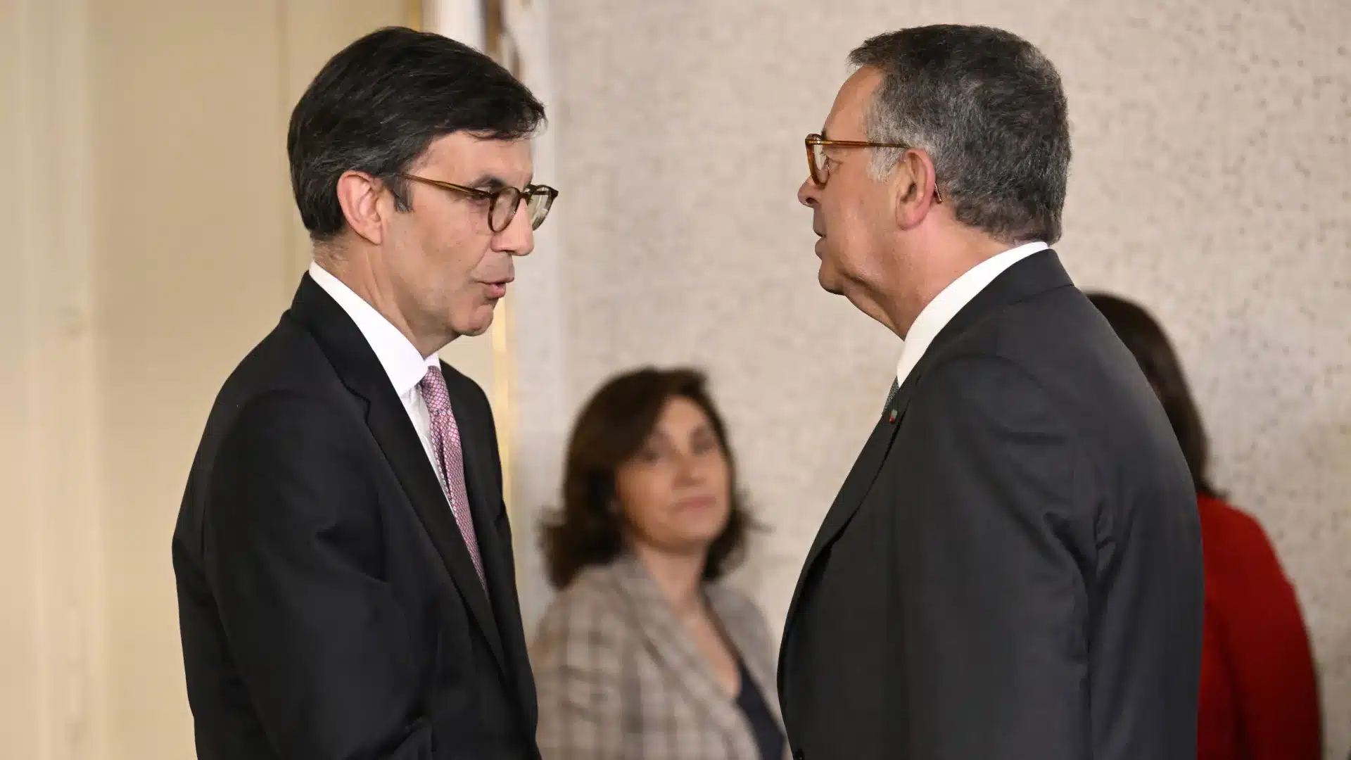 Presidente Seguro a investi un gouvernant pour la première fois. Voyez les images.