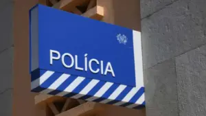 Préventive pour un jeune qui aurait poignardé un policier dans un commissariat de Leiria.