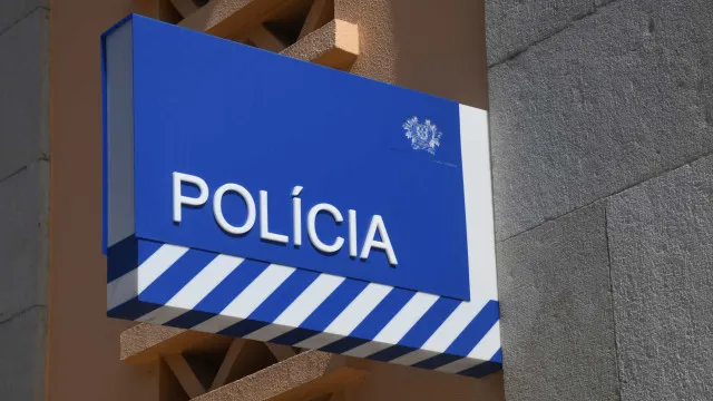 Préventive pour un jeune qui aurait poignardé un policier dans un commissariat de Leiria.