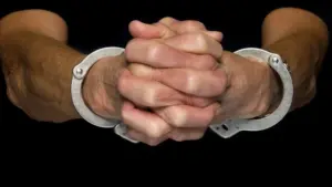 Prison préventive pour un homme qui a abusé d'une femme et de sa belle-fille aux Açores