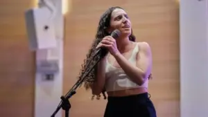 Qui est Lua Afonso, la jeune prodige louée par Aguiar-Branco à l'Assemblée nationale?