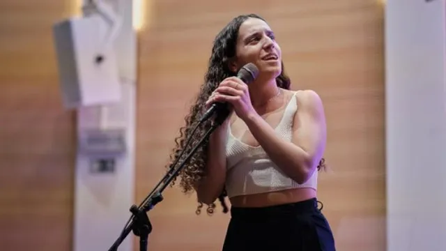 Qui est Lua Afonso, la jeune prodige louée par Aguiar-Branco à l'Assemblée nationale?