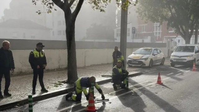Reprise de l'enlèvement de la piste cyclable de l'Avenida da República à Gaia mardi.