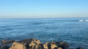 Reprises des recherches pour le jeune disparu sur la plage de la Costa da Caparica.