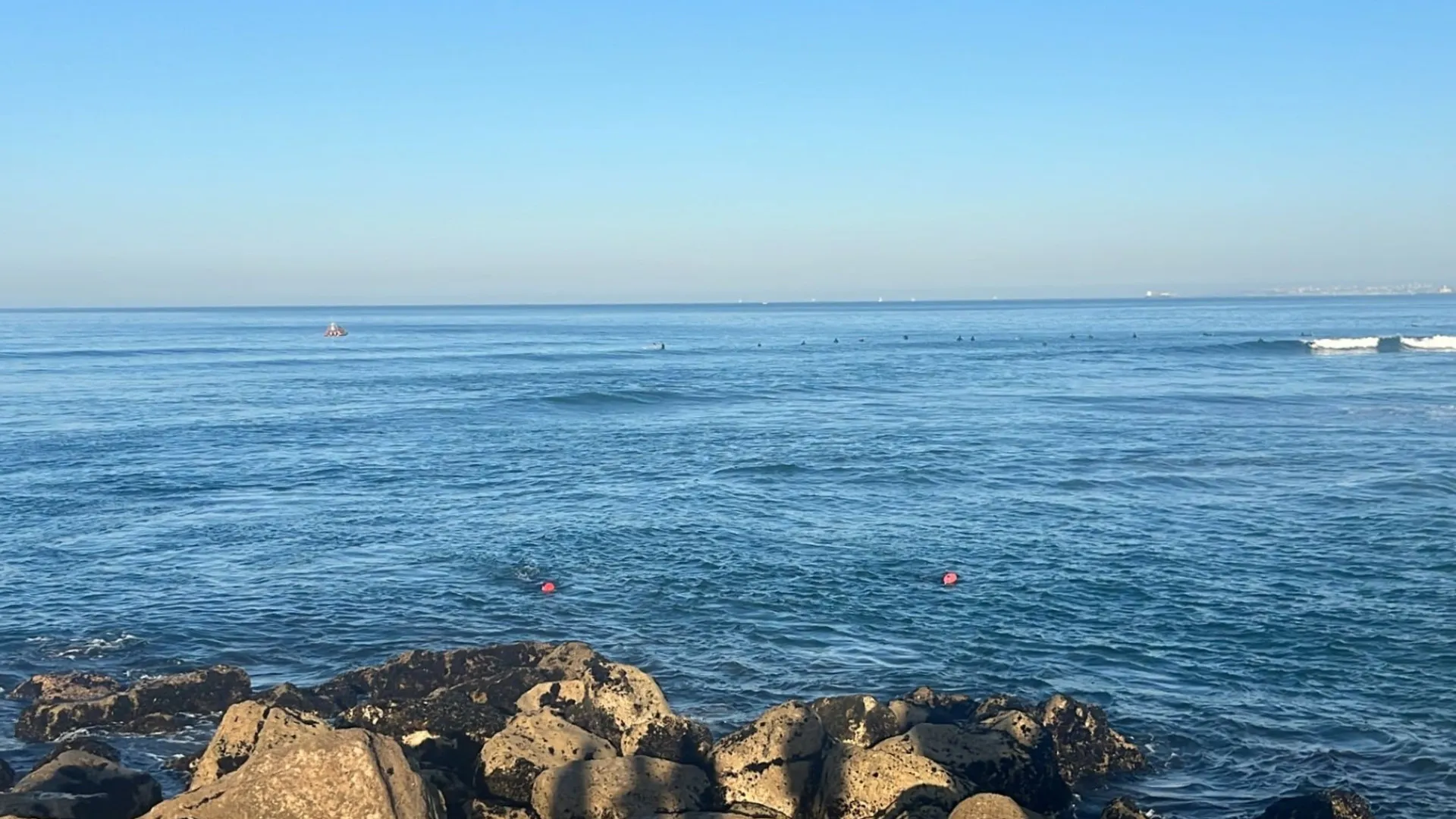 Reprises des recherches pour le jeune disparu sur la plage de la Costa da Caparica.