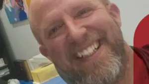 Sauve des vies, maintenant il a besoin d'aide. Infirmier recherche un donneur de moelle.