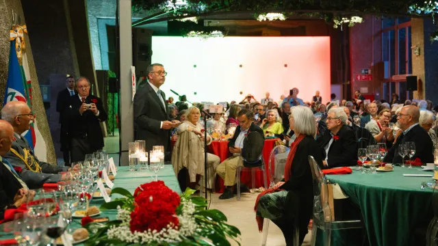 Seguro a dîné avec l'Association 25 de Abril. Les images (et les discours)