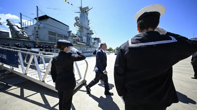 Seguro a effectué une visite à l'Alfeite pour sa première visite à la Marine. Les images