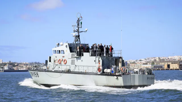 Seguro est arrivé en bateau à moteur à Alfeite pour sa première visite à la Marine.
