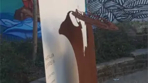 Statue de Natália Correia à Lisbonne vandalisée. La mairie condamne l'attaque.
