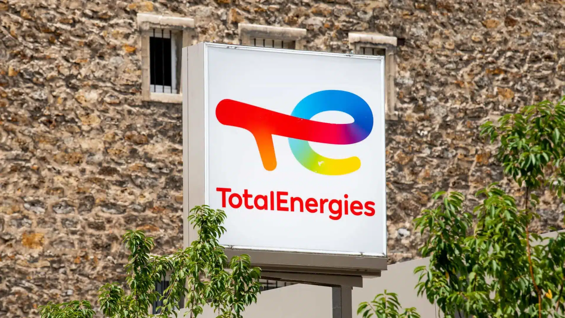 TotalEnergies avec des ruptures dans 66% des stations en raison des plafonds de prix.
