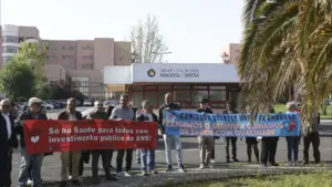 Trois dizaines de personnes manifestent en défense du SNS à Amadora-Sintra.