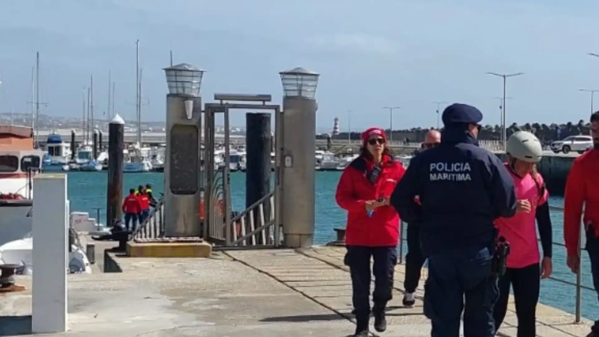 Trois personnes secourues de l'eau sur la plage de Peralta à Lourinhã.