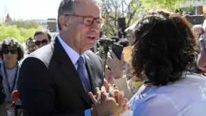 Un assureur demande une meilleure organisation dans un pays "très bon" en improvisation.