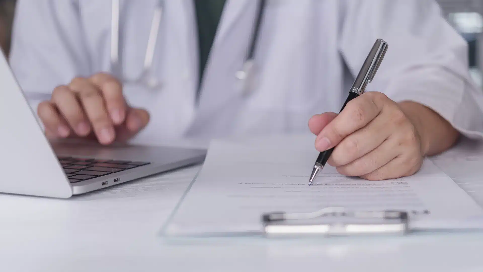 Un médecin expose une vidéo de bébé retrouvé mort aux Açores. Enquête ouverte.