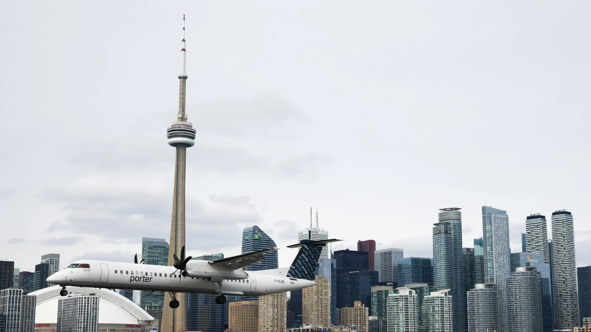 Un projet canado-portugais offre des sacs remplis aux femmes dans le besoin.